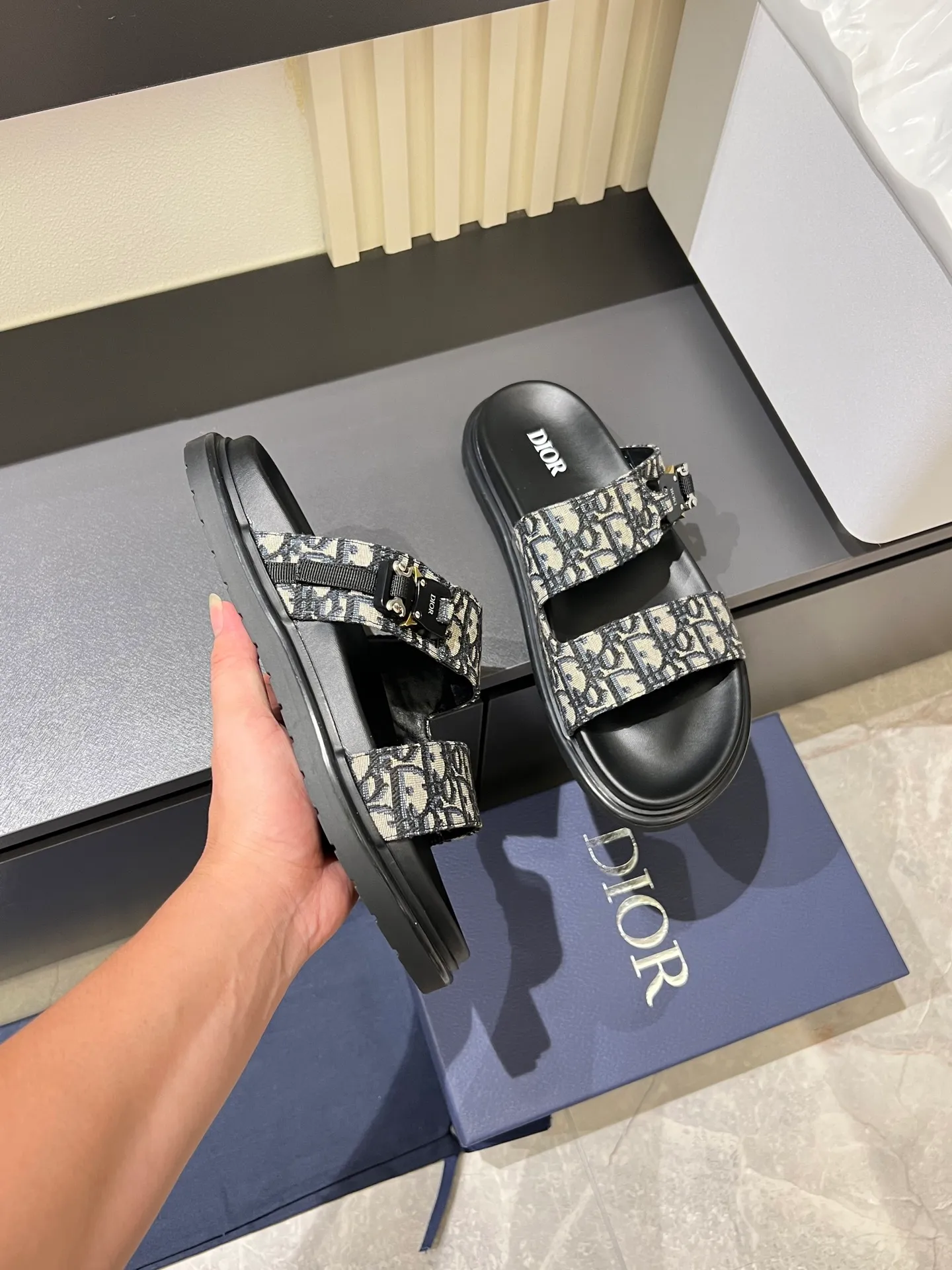 Men's Men's Shoes 💰p320 Dio* Men's Sandals Slippers. Showcasing Dior haute couture design. The Dior gray suede strap is accented with an aluminum Dior buckle for added style. Paired with a comfortable tonal notch sole, they pair easily with shorts or jeans for a sophisticated look. Main body: suede cow leather, technical fabric lining: cow leather, with adjustable straps, aluminum Dior buckle, Dior gray EVA insole, tonal notched rubber outsole splicing structure, size: 38-44 (customized at 45.46)